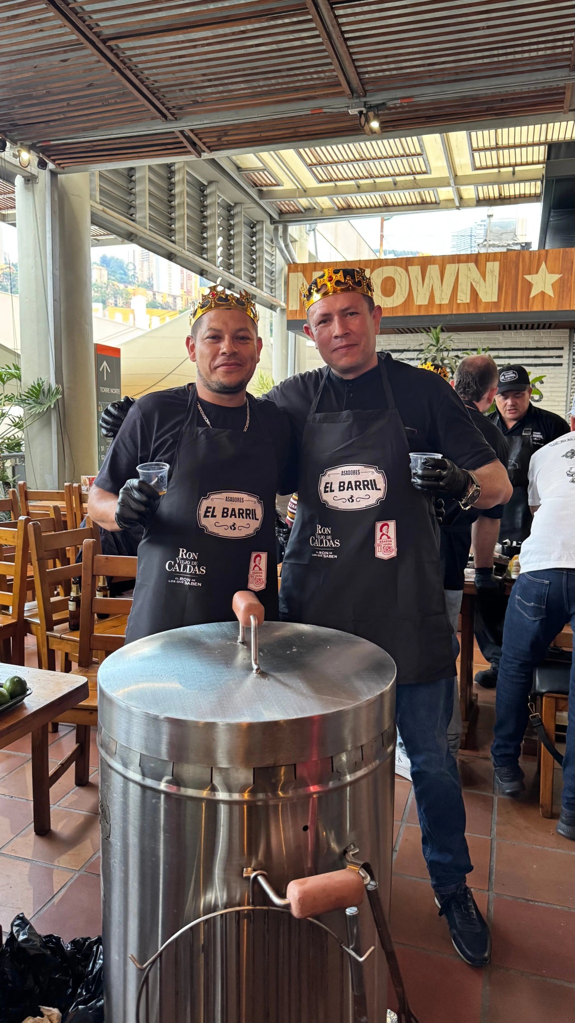 Combo Premium Macro Emprendedor 200lb + 2BARRILES Kit de Accesorios + Curso Virtual + 10 Años de Garantía +PARRILLA) - Asadores El Barril